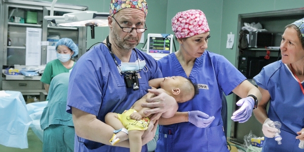 Christopher Wachsmuth operiert Kinder in Asien. Siamar Reisen unterstützt dieses Engagement