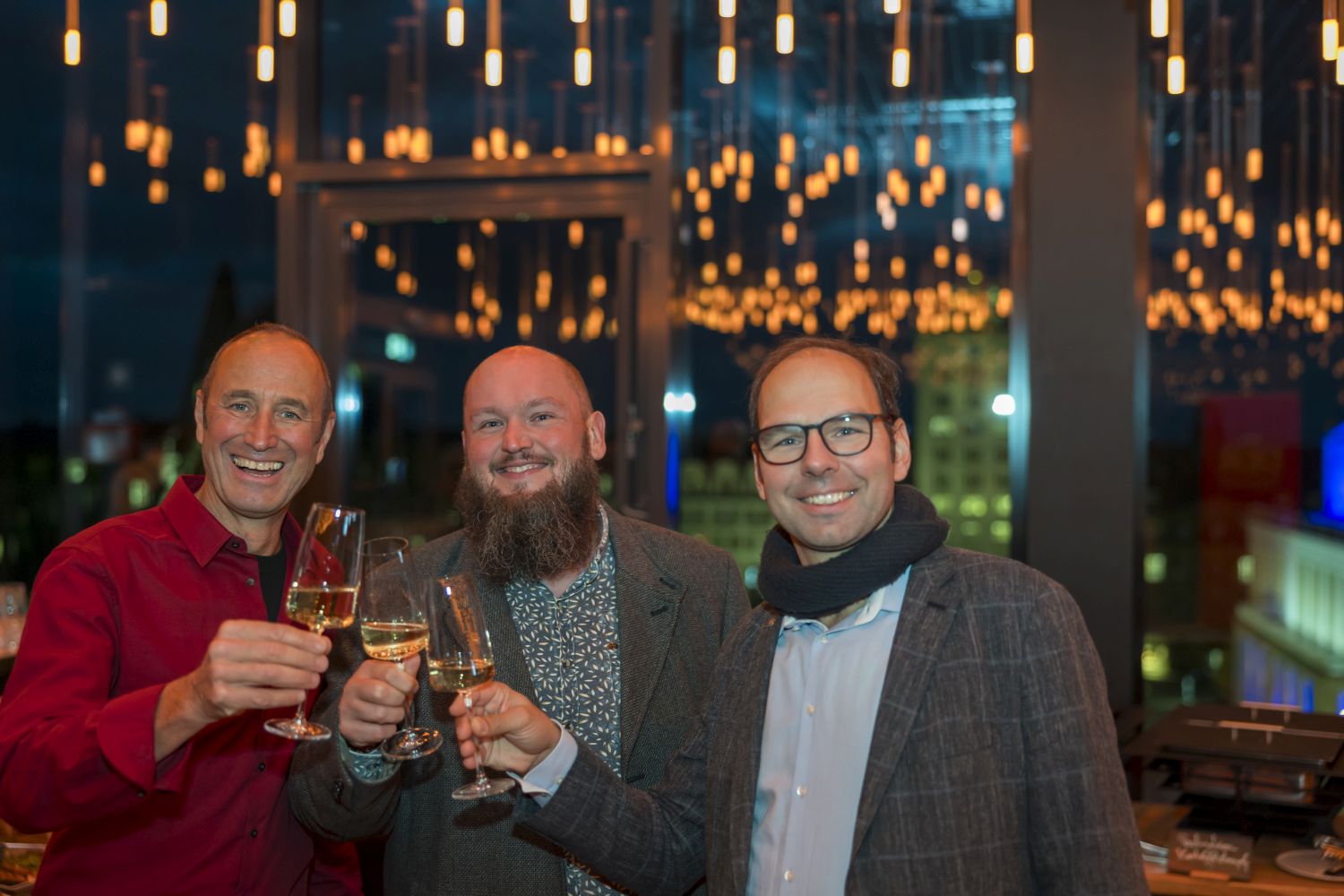 Da darf man auch mal anstoßen: Michael Riebel (rechts) mit seinem Siamar-Kollegen Markus Patho (Mitte) und Matthias Gürtler (touristik aktuell). Foto: Reisering