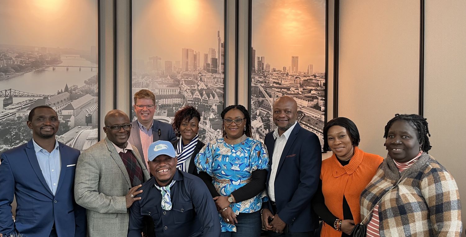 Eine Delegation um Tourismusministerin Nabeela Farida Tunis (Fünfte von links) rührte Ende Oktober in Frankfurt am Main die Werbetrommel für Sierra Leone. Mit dabei war auch Fatmata Carew, Chefin des Tourist Boards von Sierra Leone (Sechste von links)