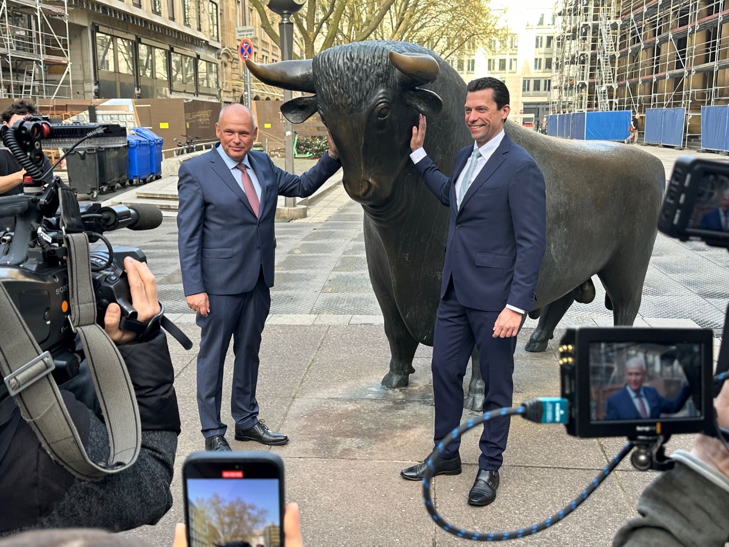 TUI-Konzernchef Sebastian Ebel mit seinem Finanzchef Mathias Kiep vor dem „Bullen“ der Frankfurter Börse. Der Bulle steht für den Anstieg der Kurse