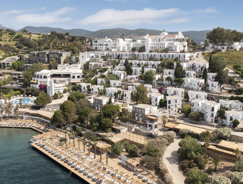 Das Holiday Inn Resort Bodrum West Beach soll Mitte 2026 mit 460 Zimmern eröffnen Luxuriöse Hotelanlage in Bodrum, Türkei mit weißen Villen im mediterranen Stil, Panorama-Blick auf das Meer, Privatstrand mit Sonnenliegen, Poolbereich und grüner Landschaft – perfektes Reiseziel für Urlaub, Entspannung und Strandferien.