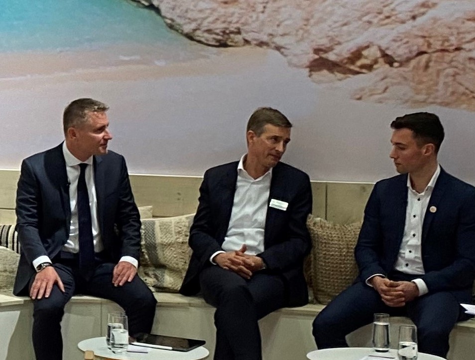 Von links: Deniz Ugur (Bentour), Max Kownatzki (Sun Express) und Steffen Kassner (Schauinsland-Reisen) diskutieren auf der ITB über die Türkei