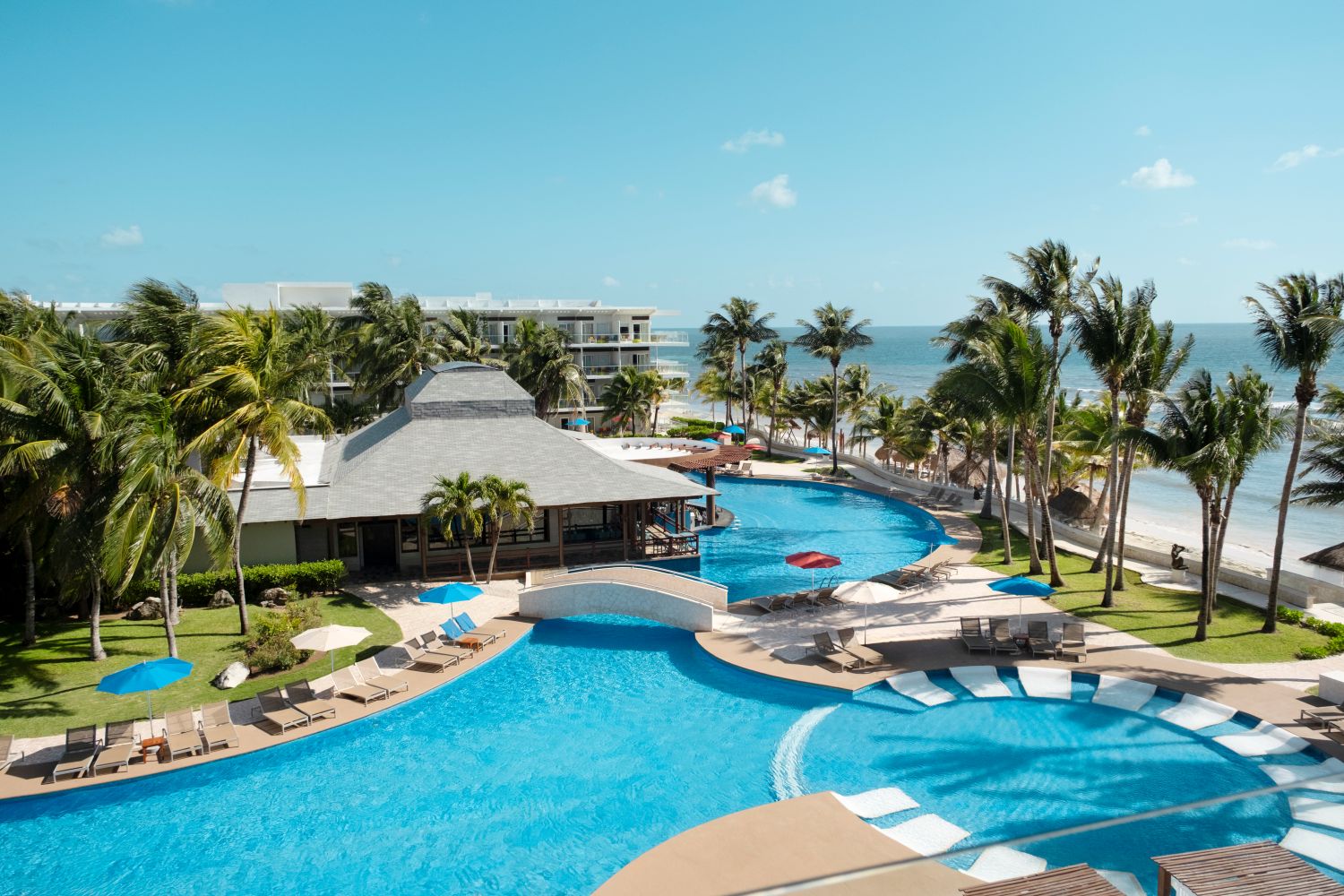Luxus-Strandresort mit Infinity-Pools, weißem Sandstrand und türkisblauem Karibik-Meer