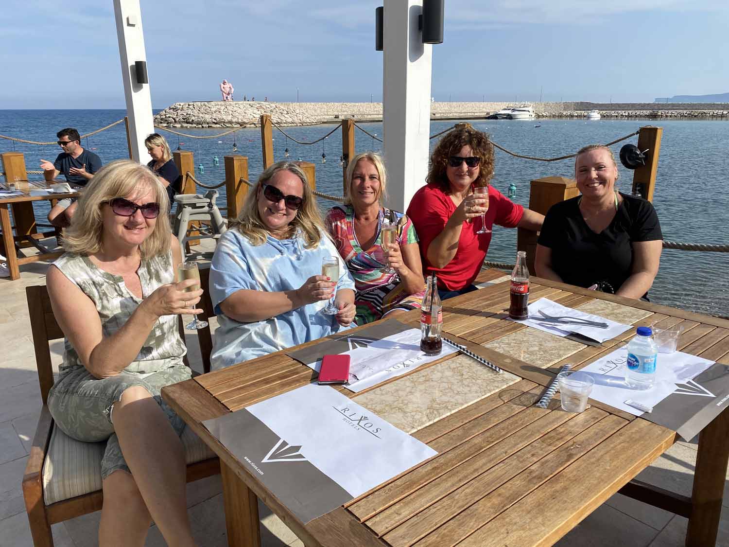 Entspannt an der Beach Bar (von links): Sabine Gulsch (Magic Reisewelt), Beate Wierig (Reiseagentur Casa del Sol), Petra Schmitt (P2 Reiseportal), Silke Heinrich (Reisebüro Reisetraum) und Nicole Kück (P+M Reisen)