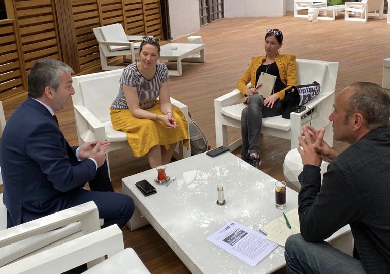 Murat Kizilsac, Deutschland-Chef von Anex Tour und Pressesprecherin Kathrin Rüter im Gespräch mit Sandra Zurek (TIP) und ta-Chefredakteur Matthias Gürtler (ganz rechts)