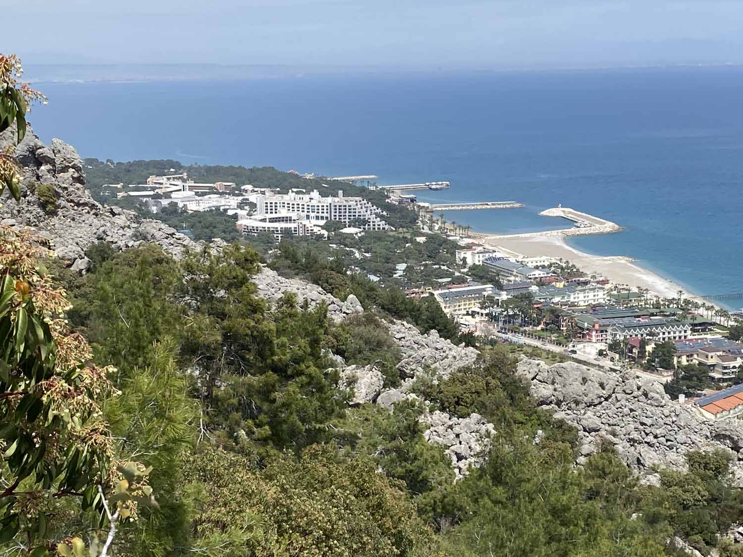 Blick auf Belek-Beldibi, im Hintergrund die riesige Anlage des Rixos Sungate