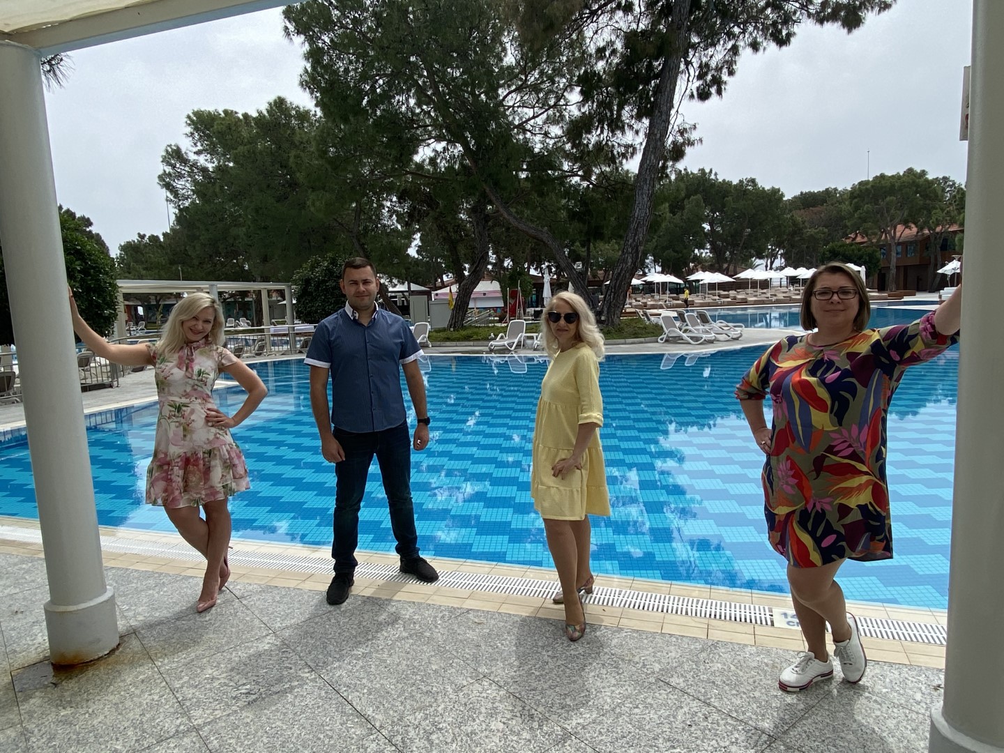 Am Pool des Rixos Sungate (von links): Alexandra Zaitseva (Orange Touristik, Köln), Michail Givoina (König Tours, Bonn), Tanja Dolgov (Dolgov Reisen, Ingolstadt) und Olga Schmidt (Reisen-Wuppertal)