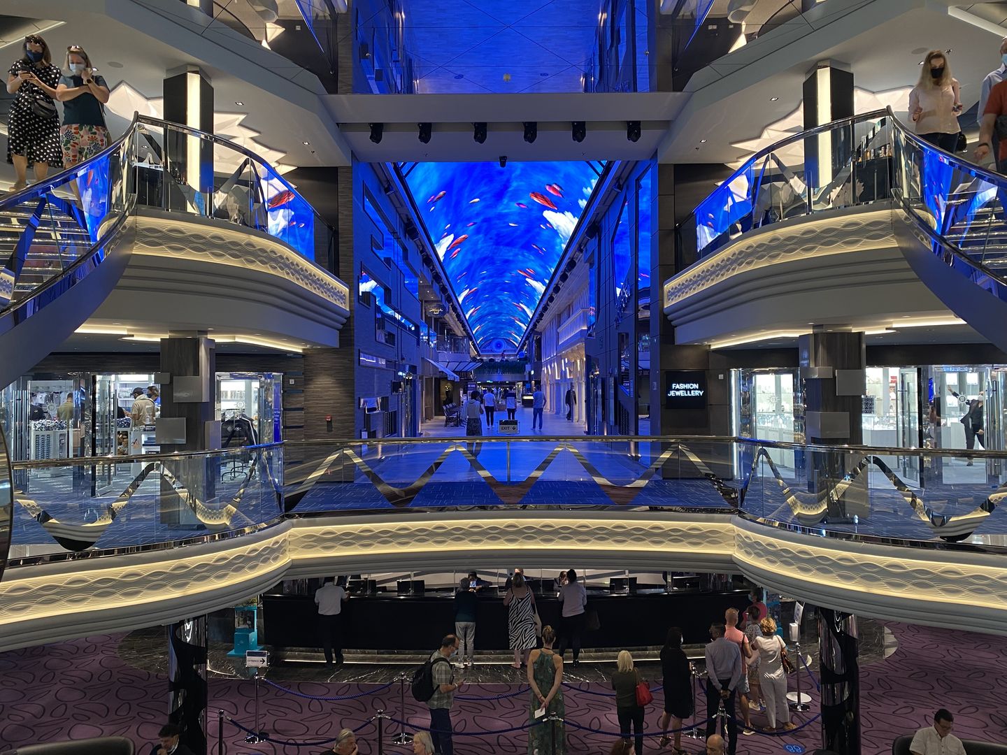 Beeindruckend: Cafes, Bars, Restaurants und eine riesige LED-Decke laden auf Deck 6 zum Bummeln ein