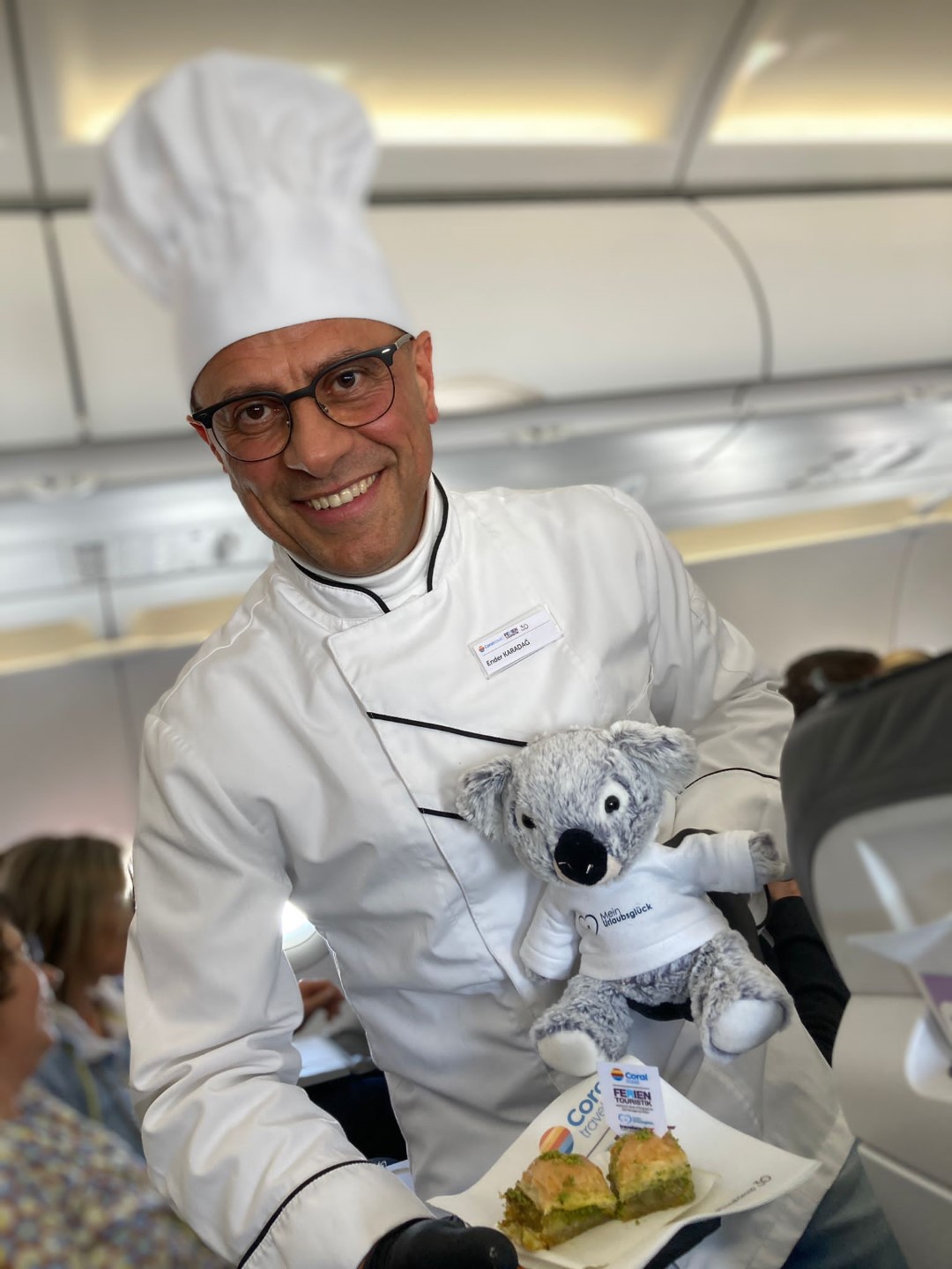 Auf dem Vollcharter der Rita AG servierte Ender Karadag von Ferien Touristik/Coral Travel …