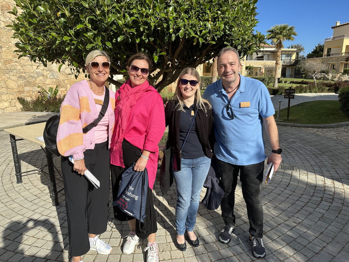 Gespannt auf die News aus der Zentrale (von links): Birgit Grossmann,Natascha Helmrich, Marie Umbach und Jürgen Linke…