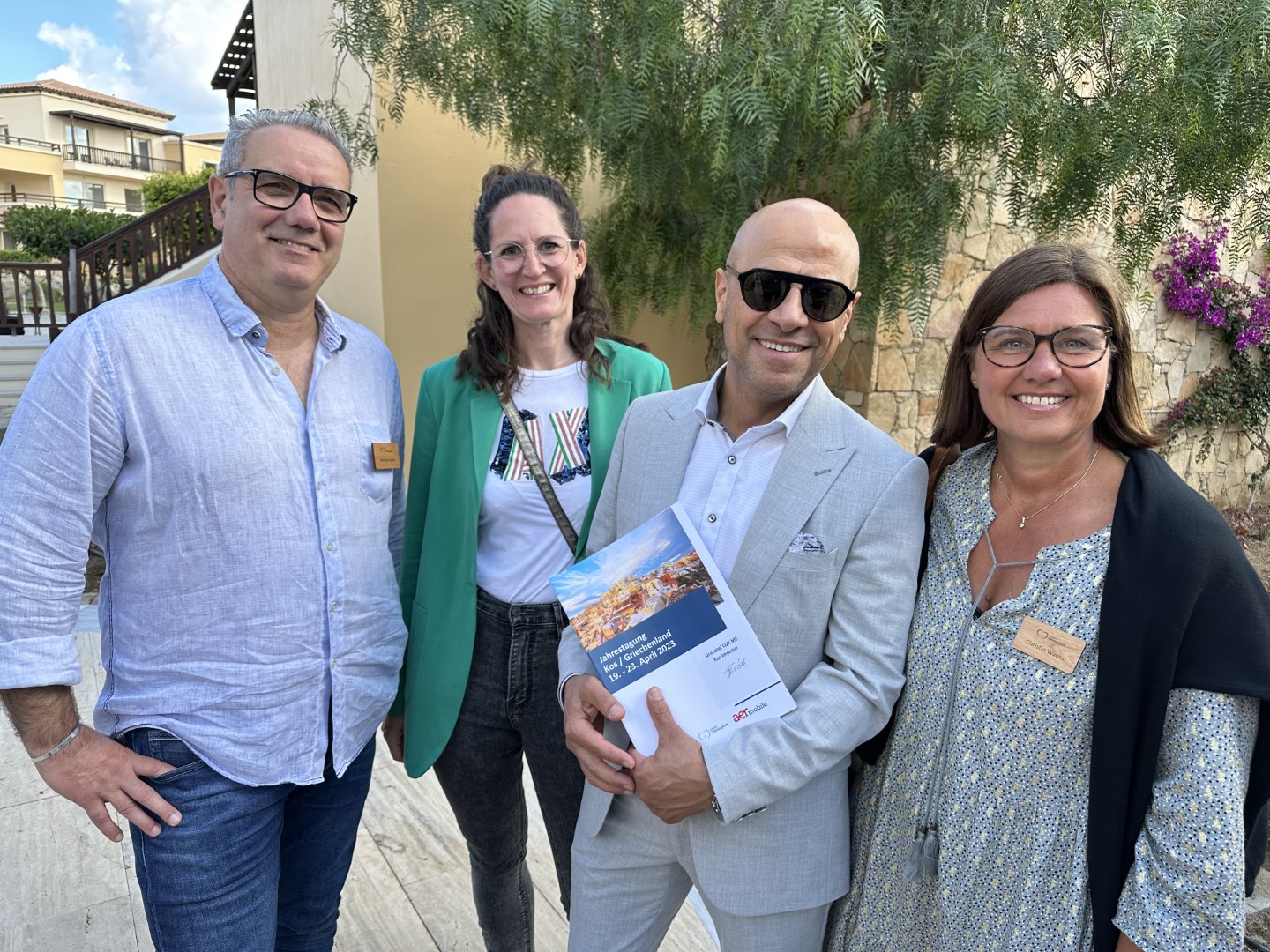 … sowie die Reiseverkäufer Michael Stüwe (links), Nadine Göring und Christin Wachs (rechts) mit Ender Karadag von Ferien Touristik/Coral Travel
