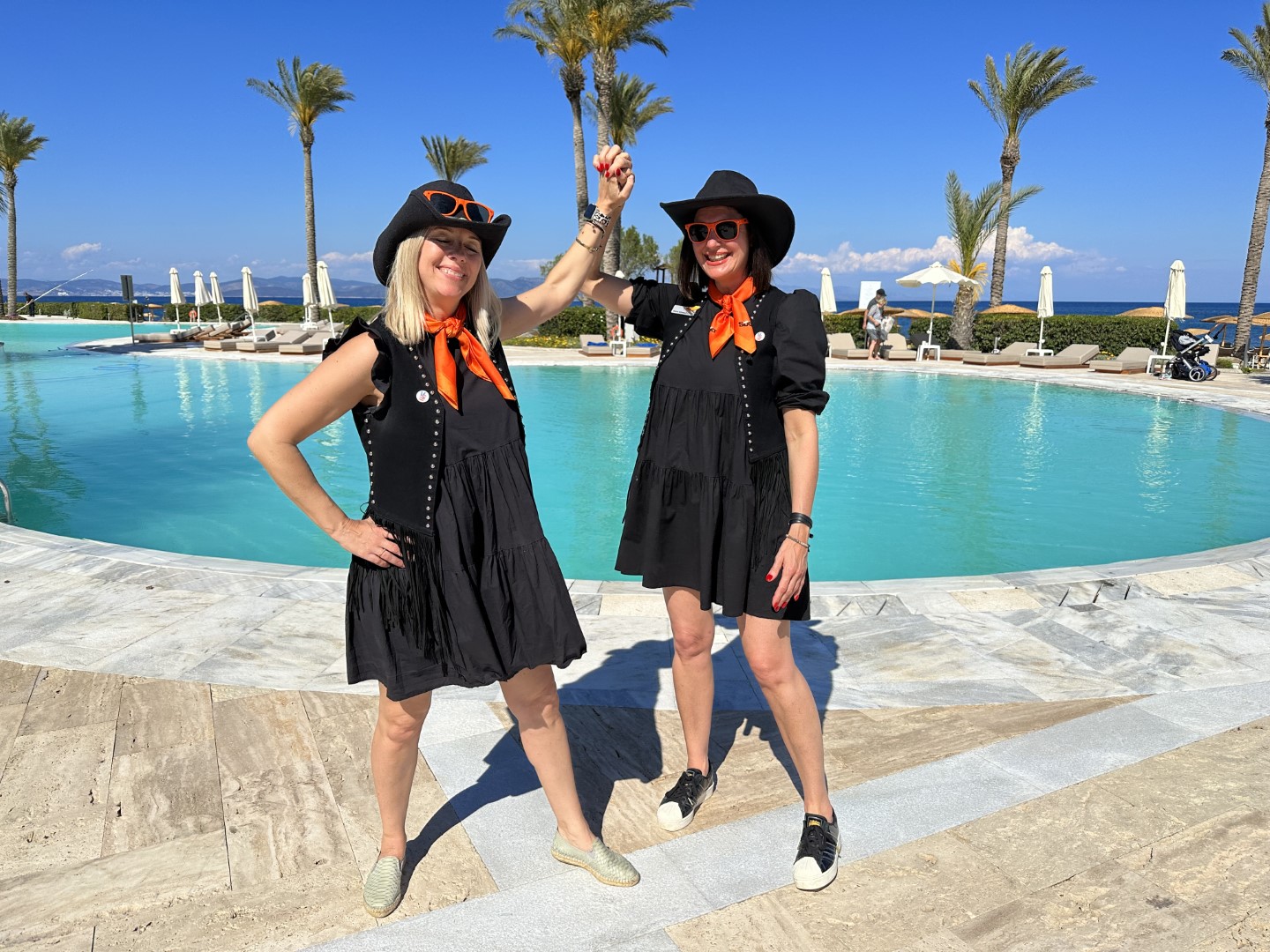 Mietwagen-Profis mit Hut: Tina Nicolaus (links) und Sabine Schöberl von Sixt