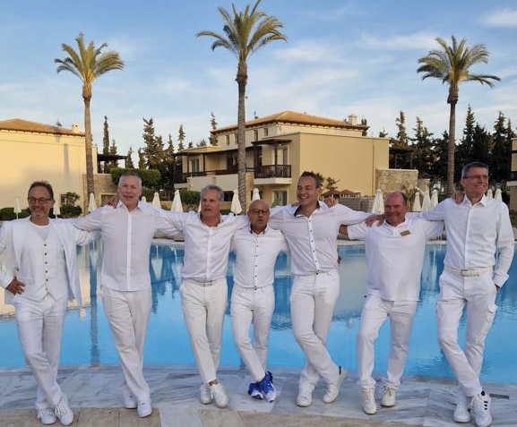 Männerrunde in weiß (von links): Kurt Koch (Rita AG),  Udo Lutz (TUI Cruises),  Christos Tassakos (Daios Cove), Ender Karadag (Ferien Touristik/Coral Travel), Vangelis Vassiliou (Grecotel), Thorsten Schumacher (Mein Urlaubsglück) und Steffen Buder (Travelista)
