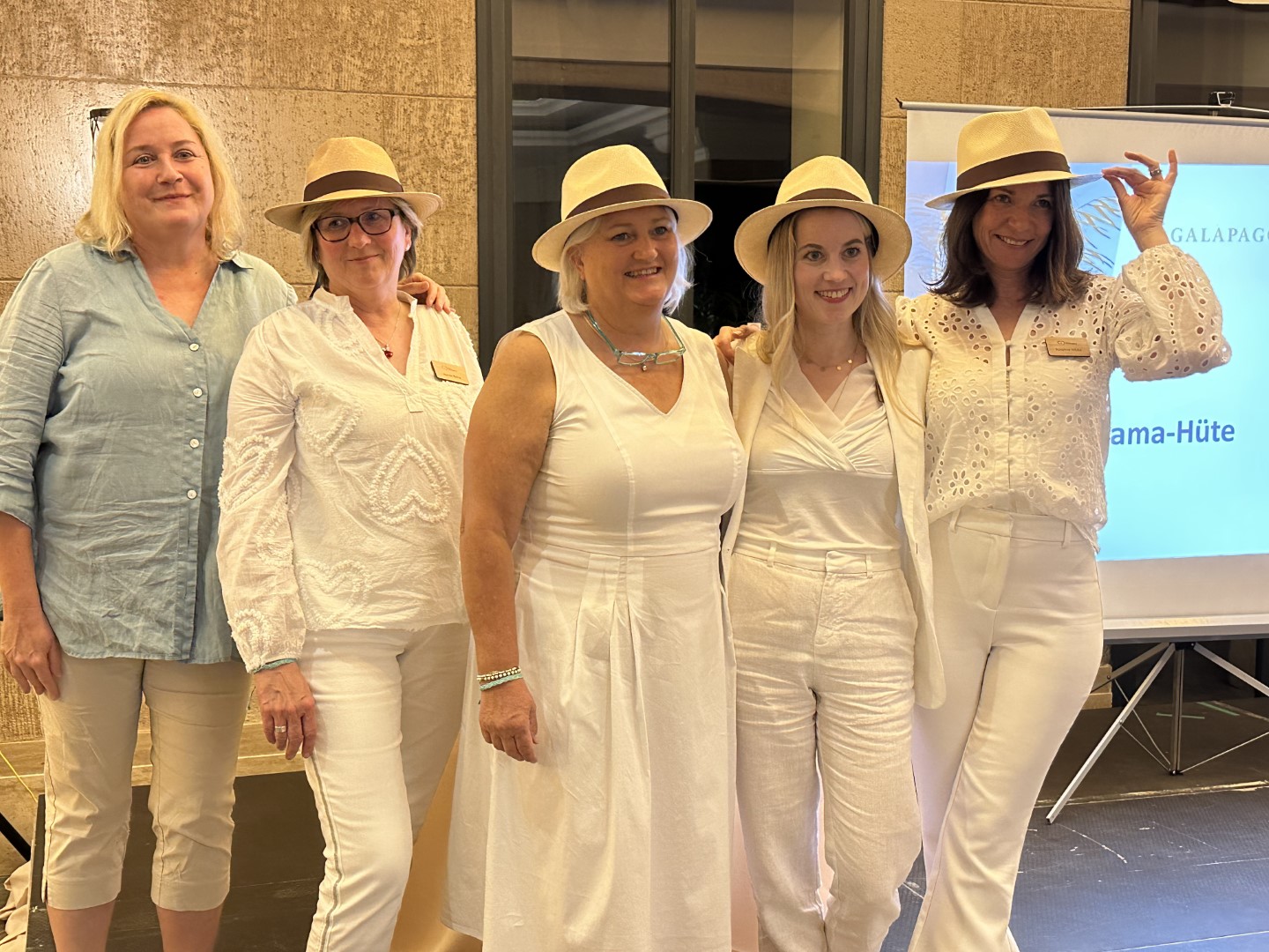 Beate Zwermann von Galapagos Pro (links) verloste Panama-Hüte – und zwar die „echten“ aus Ecuador. Die Erlöse der Spendengala gehen an den Verein Kaokoland