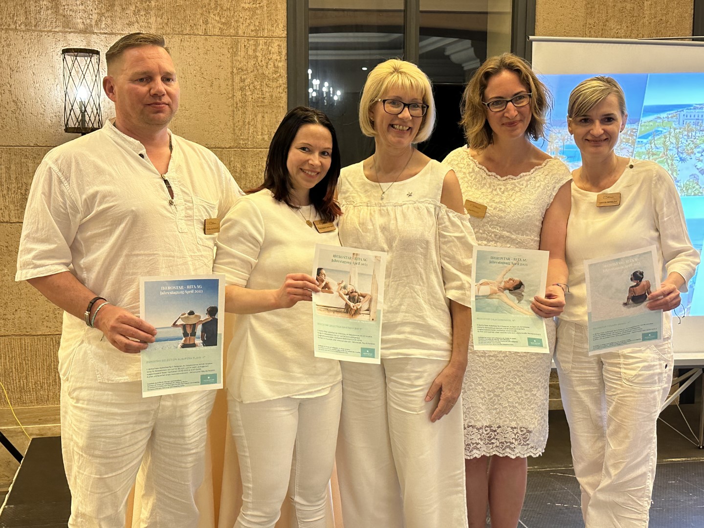 Iberostar-Managerin Angela Distler (Mitte) sorgte mit Freiaufenthalten in Iberostar-Hotels für Begeisterung. Gewinner waren: Stefan Barthelmes, Tina-Maria Salzmann, Eva Kremer und Viktoria Anhölcher (rechts)