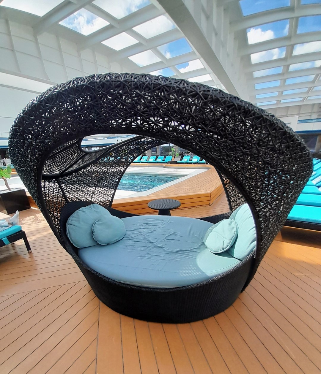Der Poolbereich mittschiffs verfügt über ein Glasschiebedach