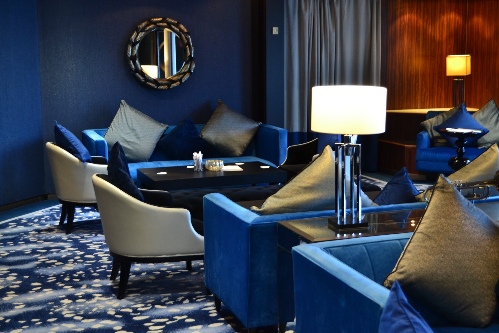 Moderne Bar und Lounge: der „Blue Room“