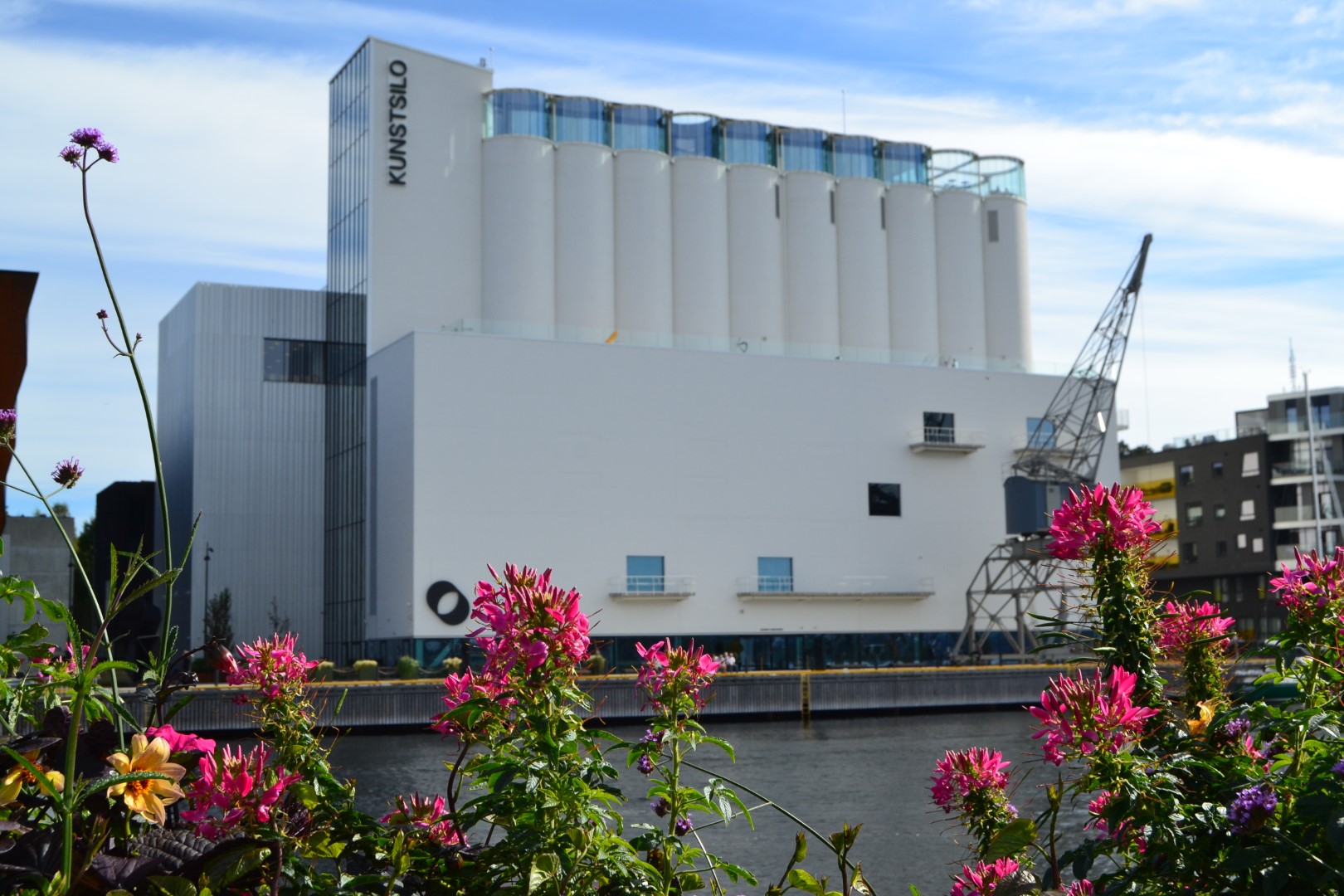 Direkt gegenüber des Kreuzfahrtanlegers steht das Kunstsilo