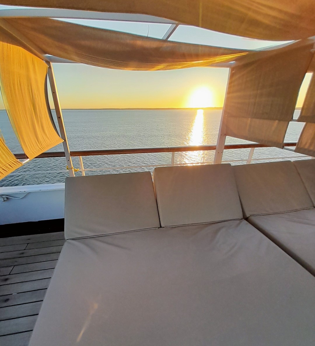 Auf dem Achterdeck gibt es neben Sonnenliegen auch Daybeds