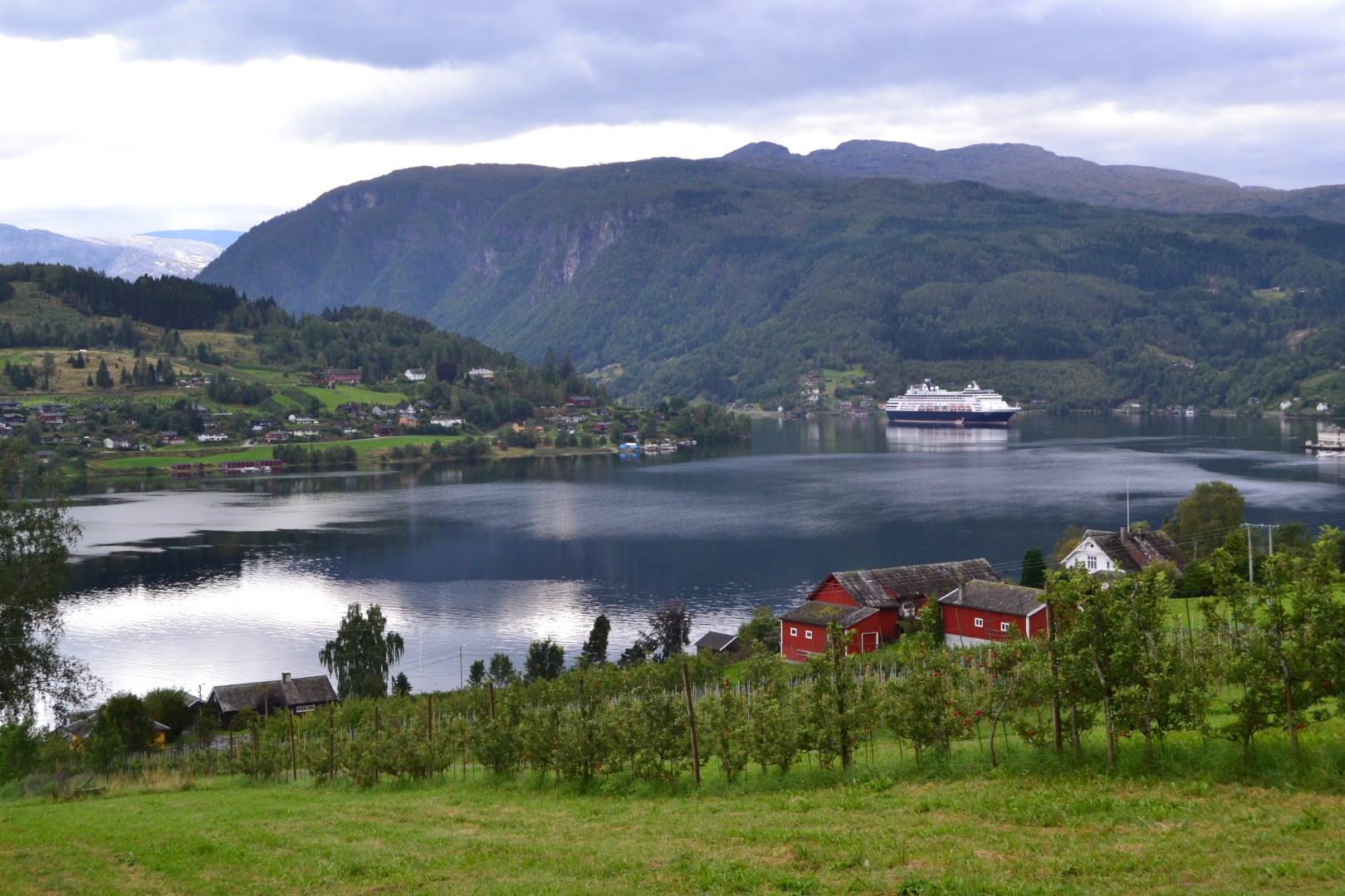 An dessen Ende liegt die idyllische Gemeinde Ulvik