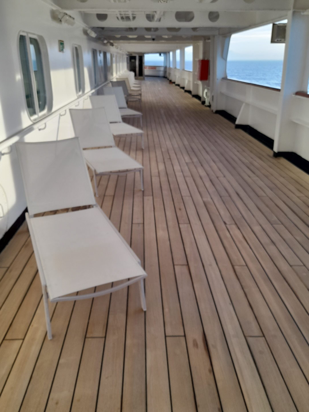 Das klassische Kreuzfahrtschiff bietet auch ein umlaufendes Promenadendeck