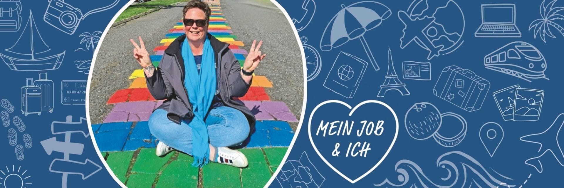Mein Job und Ich sandra jacobs Eine Person mit Sonnenbrille und blauem Schal sitzt im Schneidersitz auf einem bunt bemalten Regenbogen-Weg und zeigt mit beiden Händen das Victory-Zeichen.