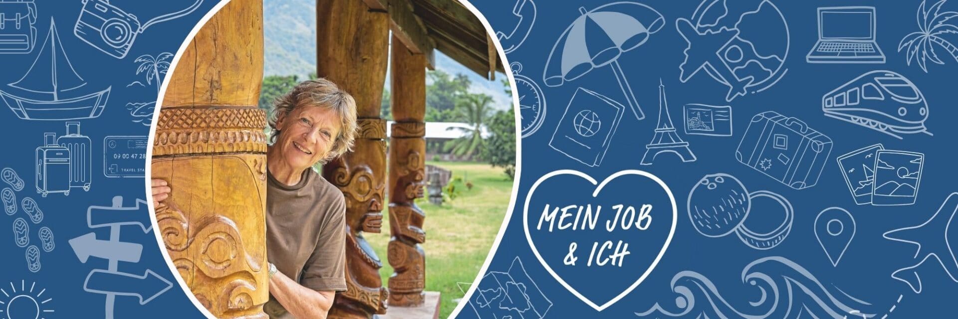 Mein Job und Ich gabriele reminder-schray Eine Frau lächelt hinter einem kunstvoll geschnitzten Holzpfahl hervor; der Hintergrund zeigt eine grüne Wiese vor einem blauen Hintergrund mit Reisesymbolen.