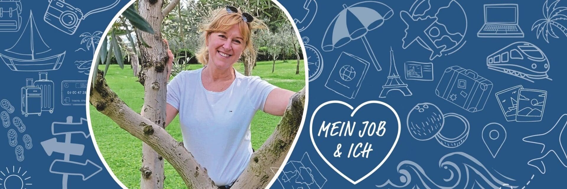 Mein Job und Ich susanne schlupf Eine lächelnde Frau mit blondem Haar steht in einem runden Bildausschnitt vor einem Baum, umgeben von einem blauen Hintergrund mit weißen Reisesymbolen.