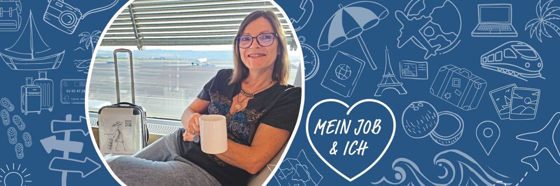 Mein Job und Ich gabriele kern Eine Frau mit Brille sitzt an einem Flughafenfenster mit Blick auf das Rollfeld, hält eine weiße Tasse und hat einen kleinen Rollkoffer neben sich stehen.