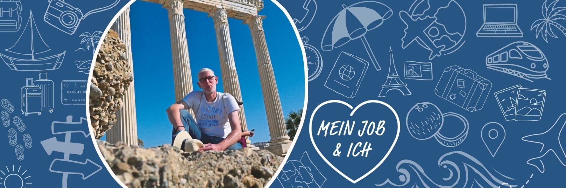 Mein Job und Ich Bernd Wychlacz Ein Mann mit Brille sitzt vor antiken Säulen unter blauem Himmel. Der Hintergrund ist dunkelblau mit weißen Umrisszeichnungen von Reiseutensilien gestaltet.