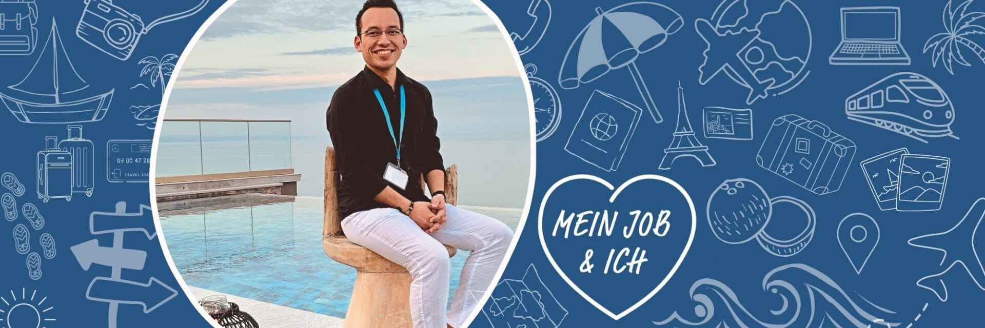 Mein Job und Ich Michael Gürlich Ein lächelnder Mann mit Brille und schwarzem Hemd sitzt auf einem hölzernen Hocker vor einem Infinity-Pool mit Meerblick, umrahmt von Reisesymbolen.