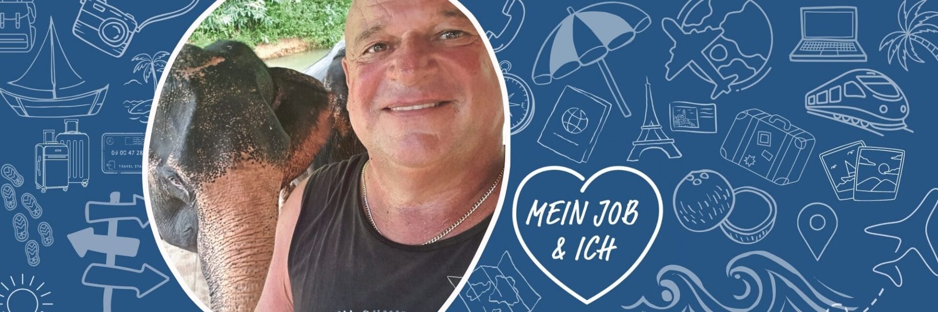 Mein Job und Ich anton maichle Ein Mann mit Glatze lächelt in die Kamera, neben ihm ist ein Elefantenkopf zu sehen. Der Hintergrund ist blau mit weißen Umrisszeichnungen von Reise-Icons.