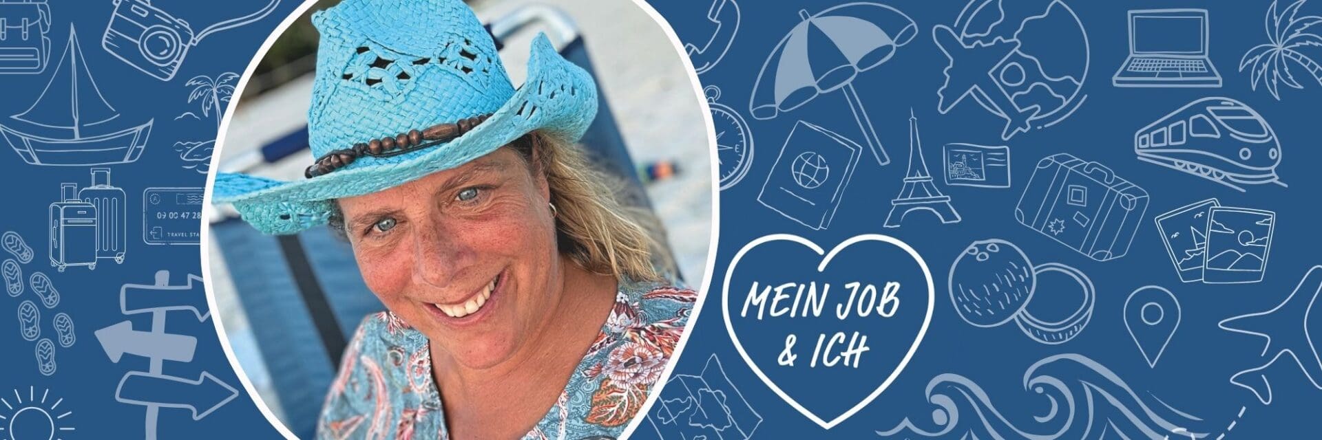 Mein Job und Ich silke franz Eine lächelnde Frau mit einem hellblauen Cowboyhut vor einem blauen Hintergrund mit weißen Reisesymbolen und dem Schriftzug Mein Job & Ich in einem Herz.
