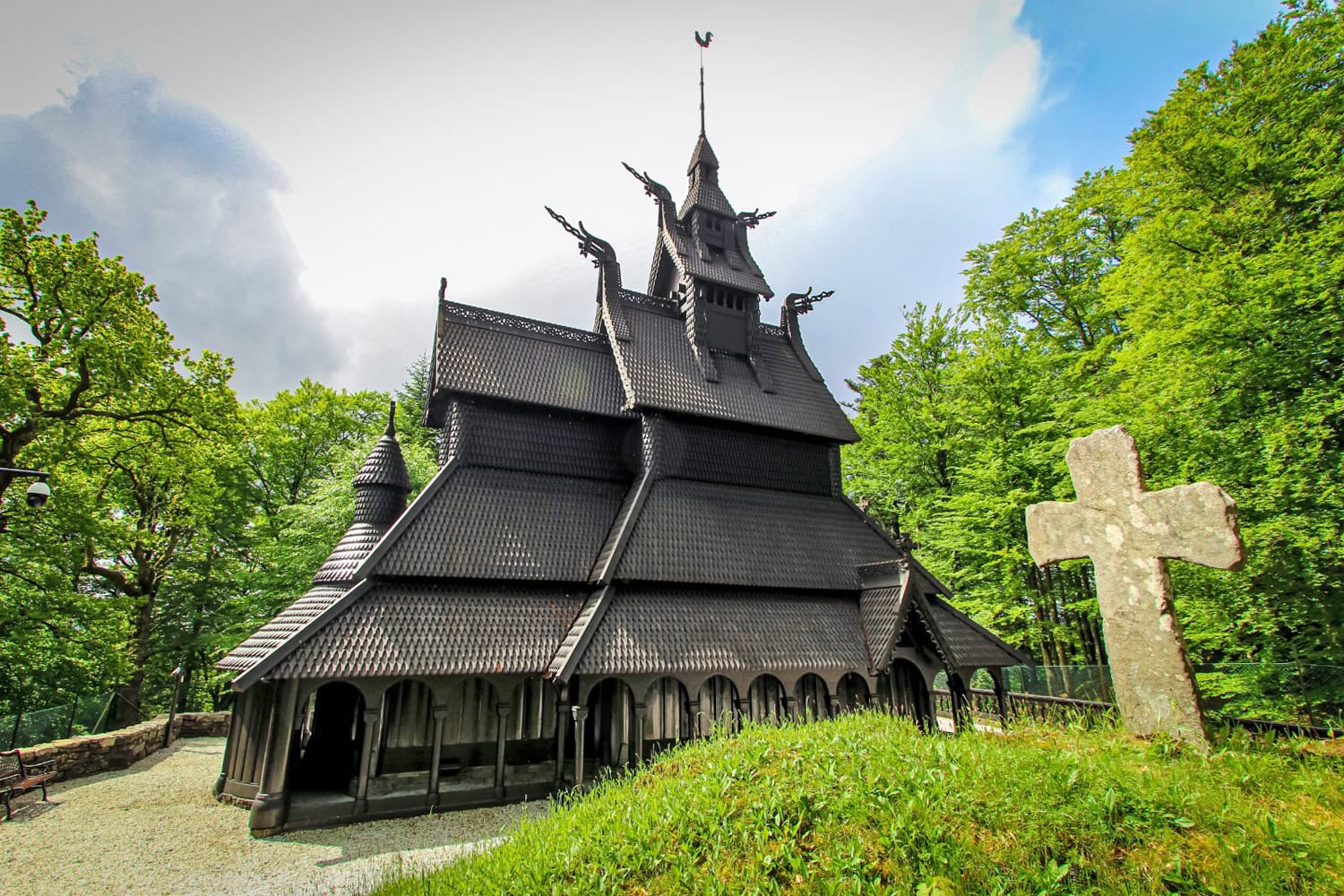 Zeugnis von Wikinger-Handwerk: die mehrfach gerettete Stabkirche Fantoft