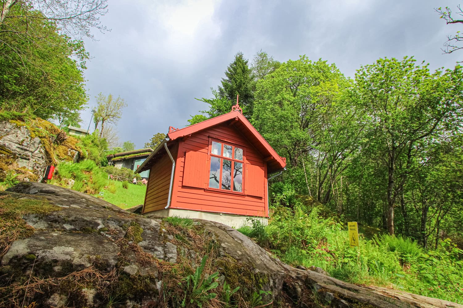 Rote Hütte in Grün gebettet: In der Bucht des Grimstadfjords hat Grieg komponiert
