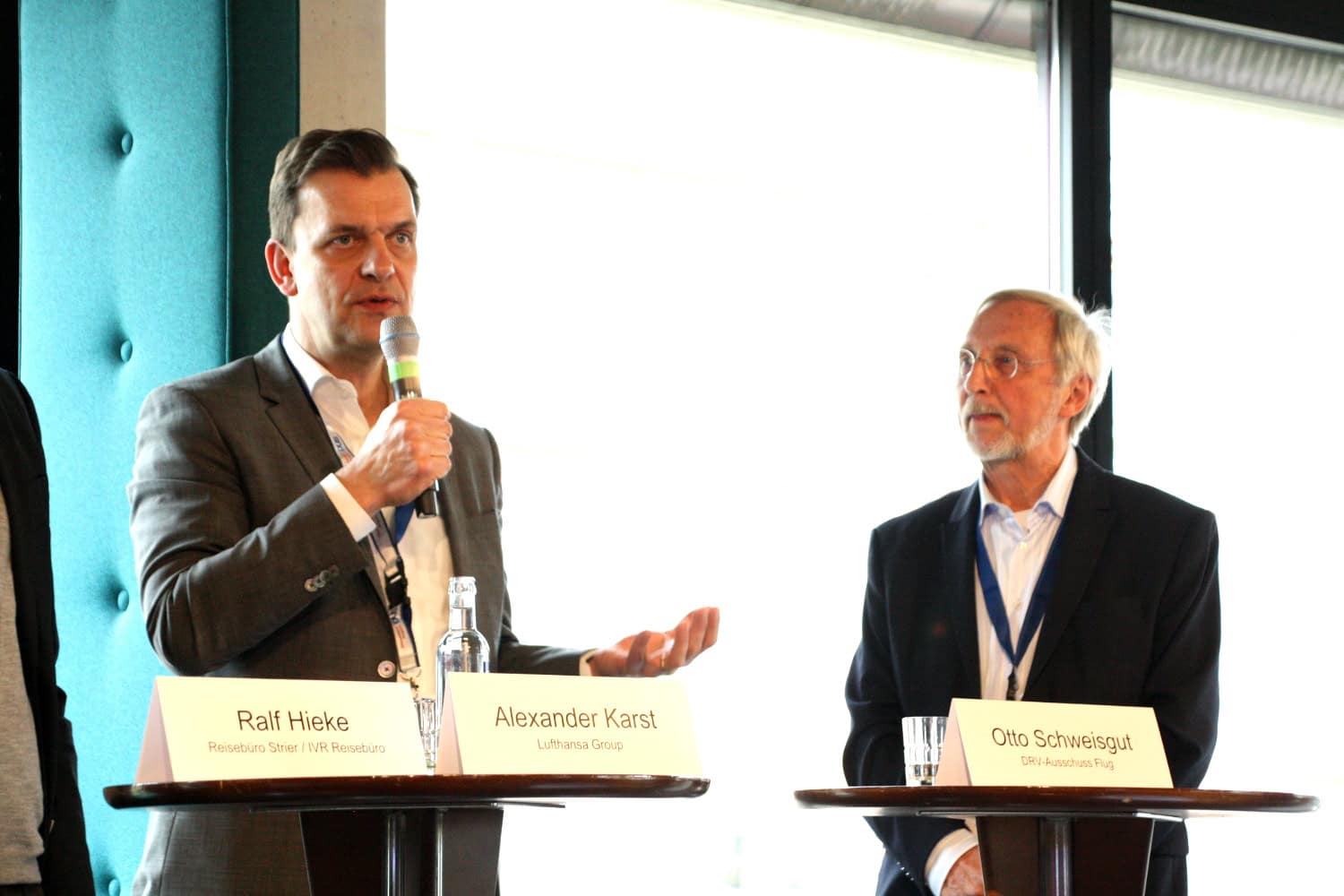 Lufthansa-‎Vertriebs-Manager Alexander Karst (links) mit Otto Schweisgut auf der Bühne des Reisebüro-Tags des DRV