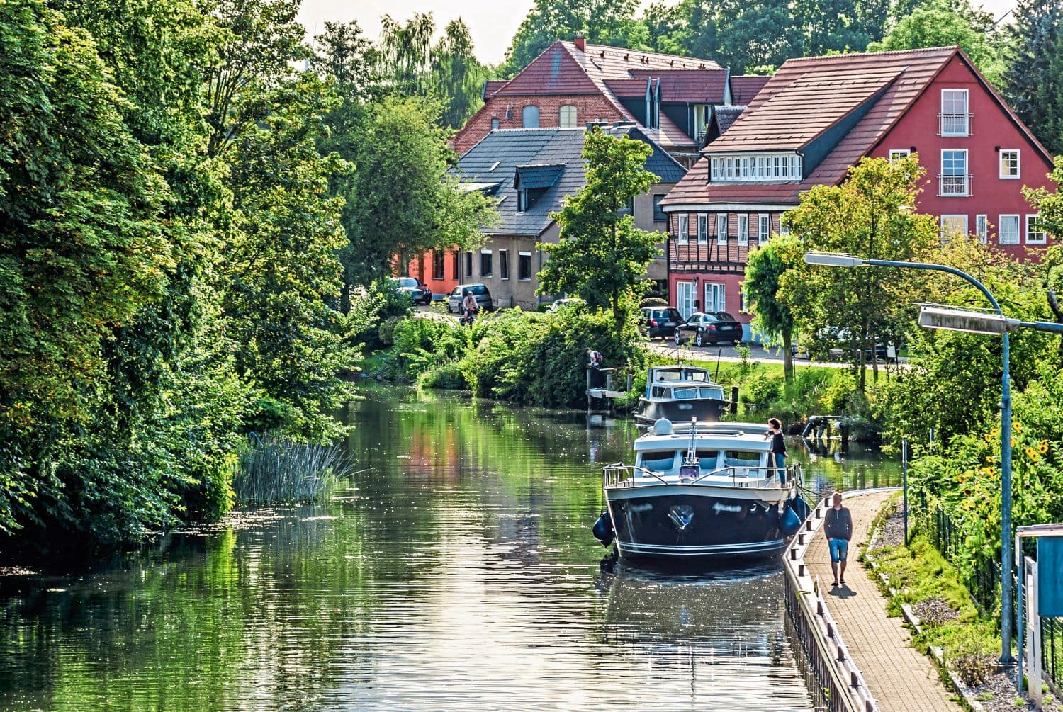 Verträumter Fluss mit Hausbooten in Plau am See