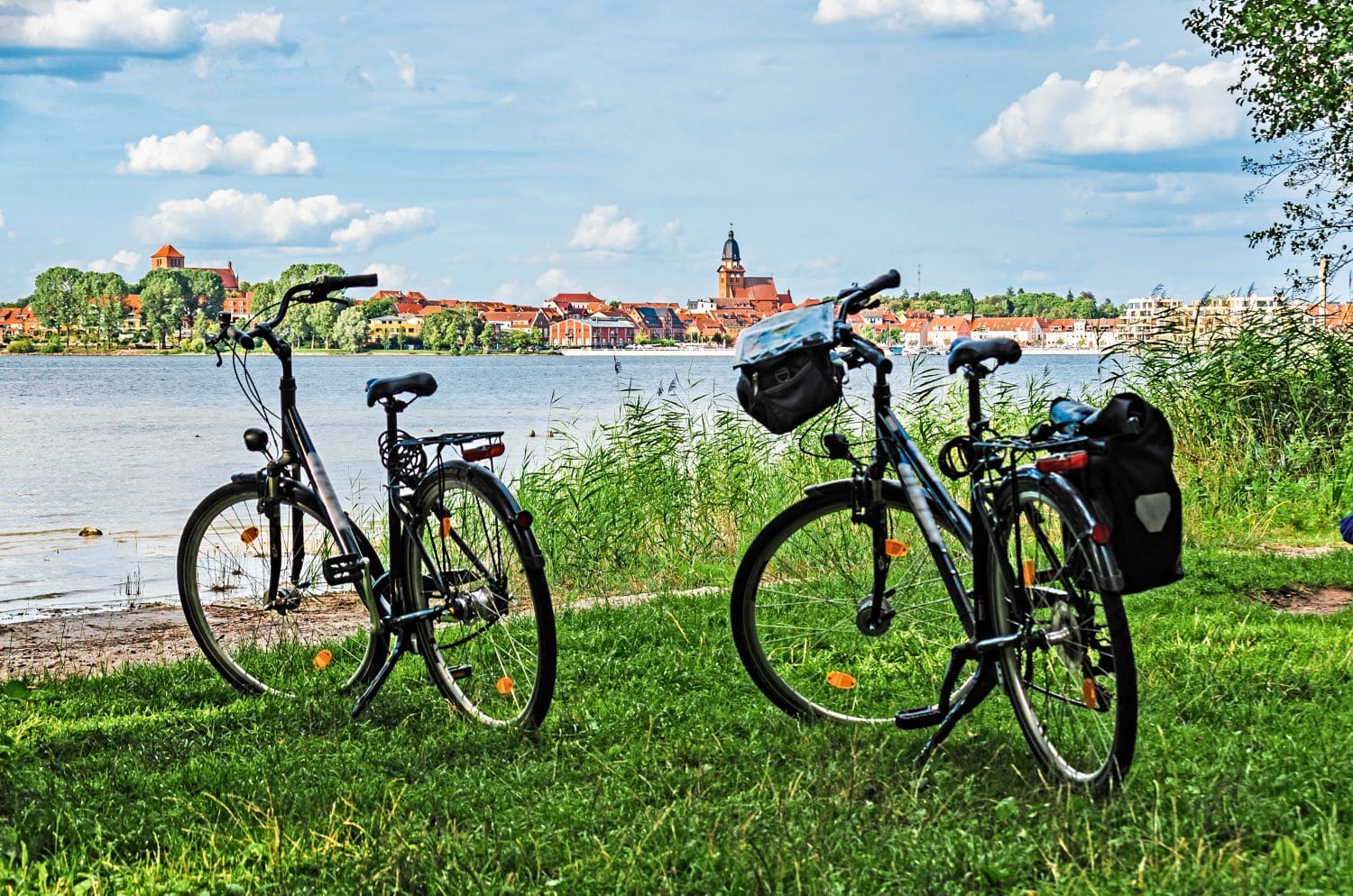 Mit dem Fahrrad an der Müritz, im Hintergrund die Stadt Waren