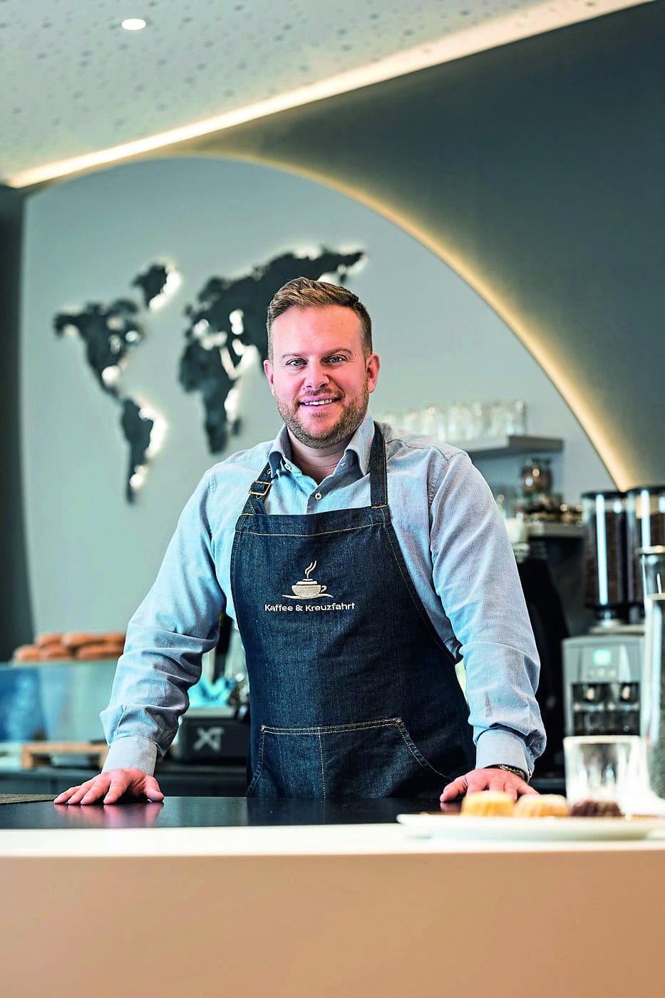Aron Stiefvater bindet sich in seinem Reisebüro-Café mitunter auch selbst die Schürze um