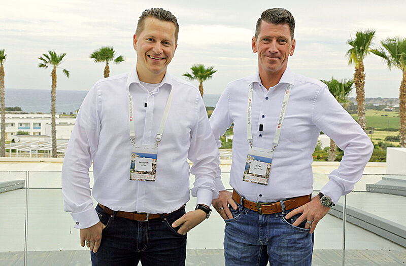 TLTU-Chef André Repschinski (rechts) mit TUI-Vertriebschef Benjamin Jacobi auf der Jahrestagung