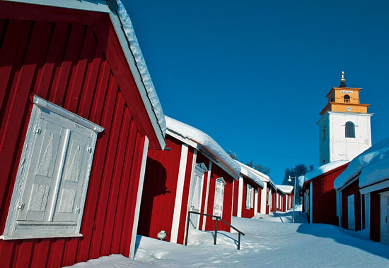 Schweden-Klischee voll erfüllt: das Bilderbuchdorf Gammelstad mit dekorativen Eisblumen-Fenstern