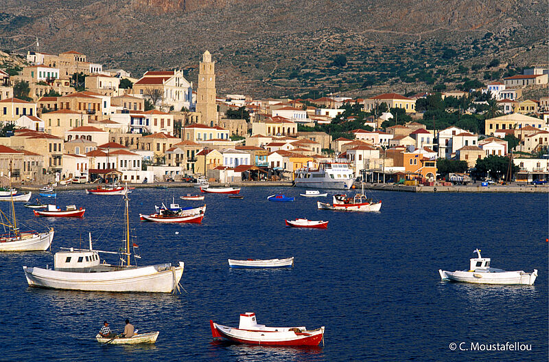 mediterrane Stadt mit bunten Häusern Meer mit Fischerbooten