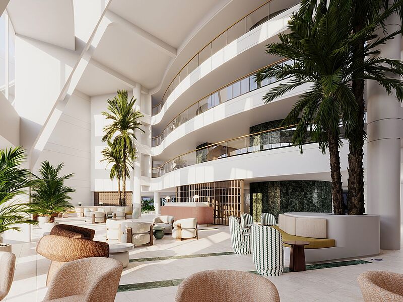 Moderne Hotellobby mit offener, lichtdurchfluteter Architektur. Die Einrichtung besteht aus stilvollen Sesseln, runden Tischen und dekorativen Sitzgruppen in sanften Erdtönen und Mustern. Hohe Palmen und andere Grünpflanzen sorgen für ein tropisches Ambiente. Mehrere Etagen mit goldfarbenen Geländern blicken auf den großzügigen Lounge-Bereich hinab. Die Wände und Decken sind weiß, mit geschwungenen Linien und großen Fenstern, die viel Tageslicht einlassen.