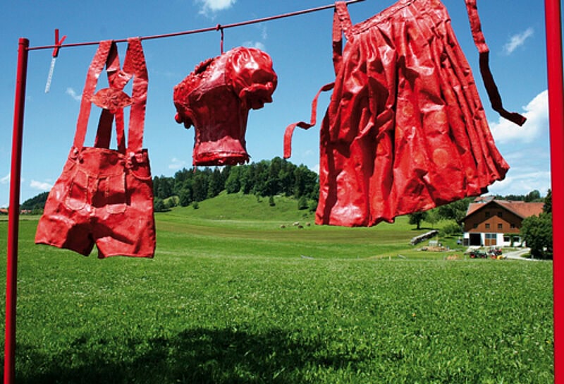 Der örtliche Trachtenverein fand die Idee gar nicht lustig: Lederhose und Dirndl als Kunstobjekte des Skulpturenweges in Meierhöfen.