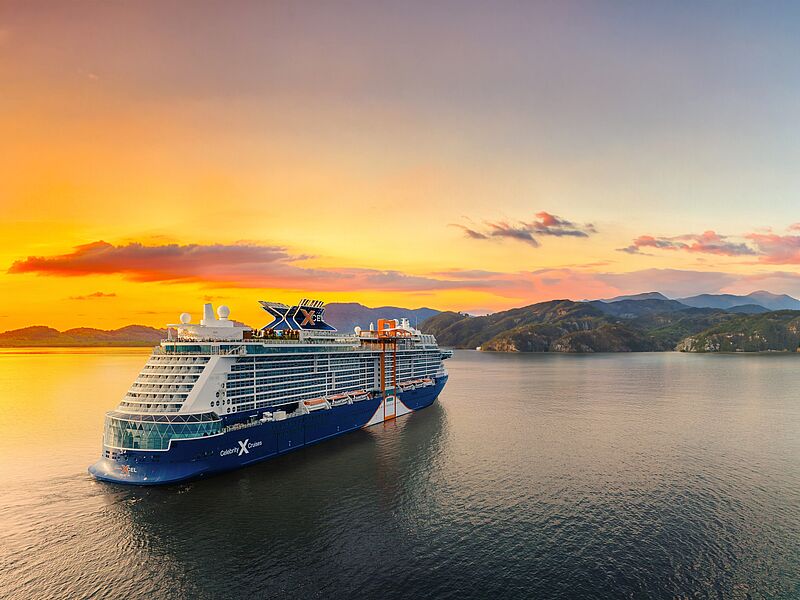 Kreuzfahrtschiff auf dem Meer bei Sonnenuntergang