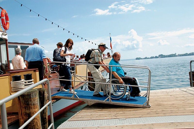Mit Rampen sorgt die Chiemsee-Schifffahrt dafür, dass auch Rollstuhlfahrer problemlos an Bord kommen.