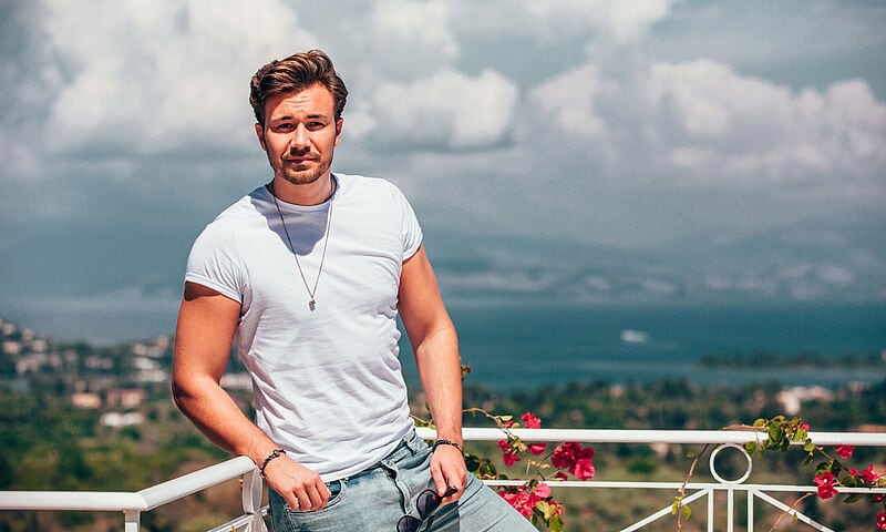 Dennis Zrener verkauft Reisen, modelt und ist Kandidat bei der Bachelorette