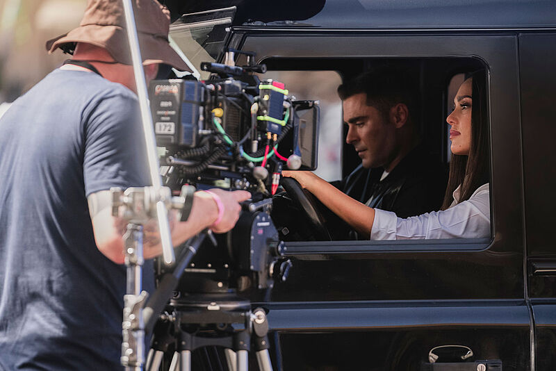 Die Hollywood-Größen Jessica Alba und Zac Efron sind für einen Werbefilm auf geheimer Mission in Dubai