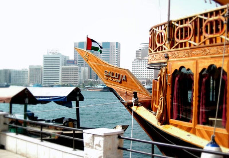 Historie trifft High-Tech: Dhow auf dem Dubai Creek.
