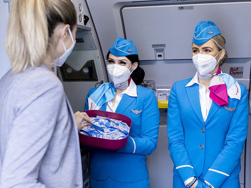 Trotz EU-Lockerung: An Bord deutscher Airlines, im Bild Eurowings, bleibt es vorerst bei der Maskenpflicht. Foto: Eurowings